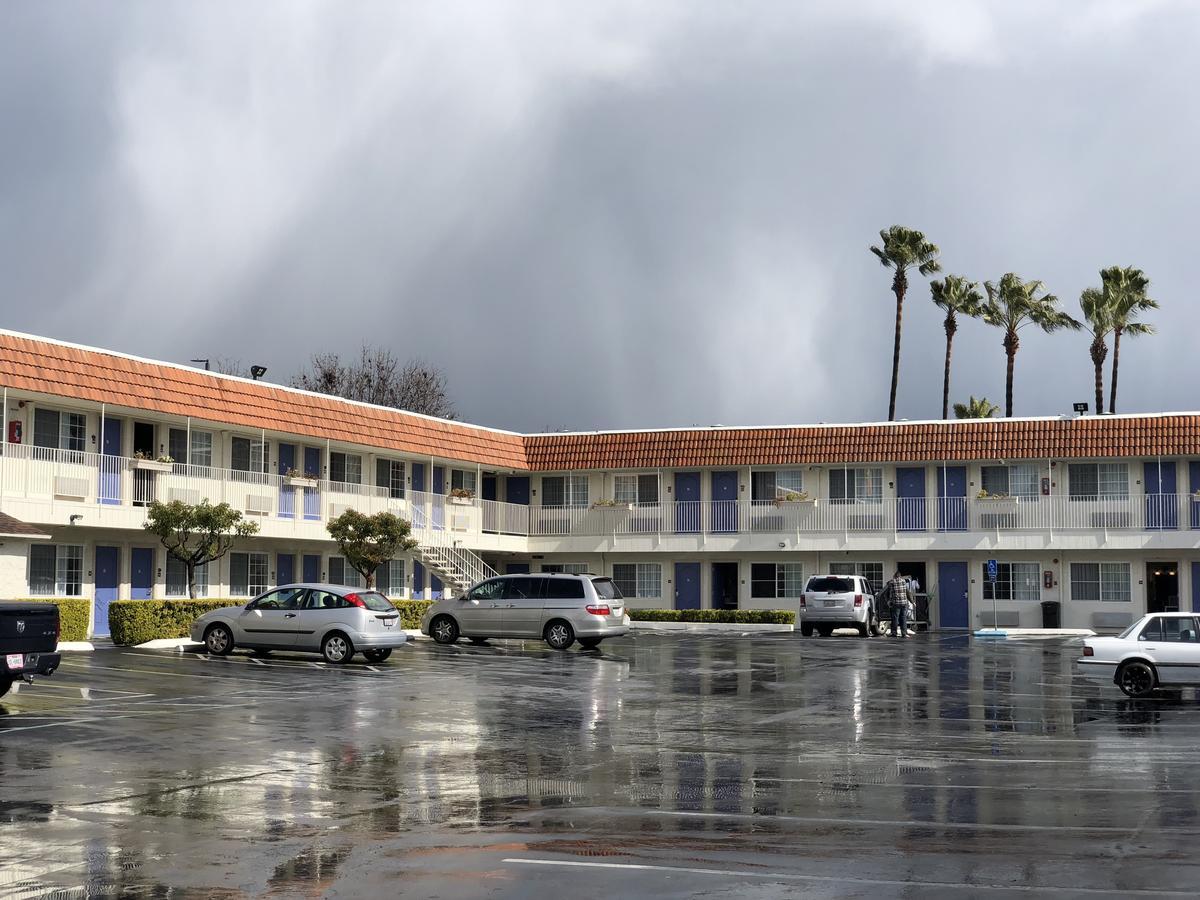 Gilroy Inn ภายนอก รูปภาพ